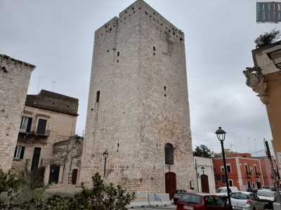 Edificata in pietra calcarea locale dal conte Pietro I il Normanno nel 1060, venne innalzata dagli svevi fino a raggiungere gli attuali 27 metri